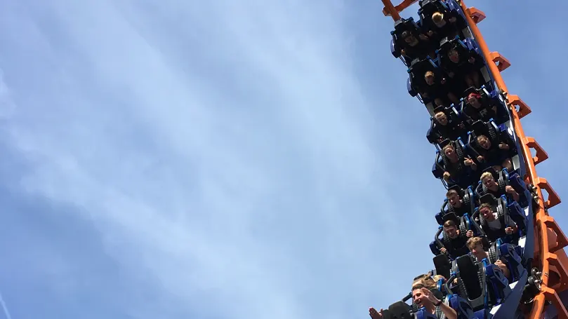 Un ottovolante pieno di gente con tanta adrenalina.