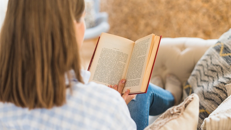 Immagine di una donna che legge un libro