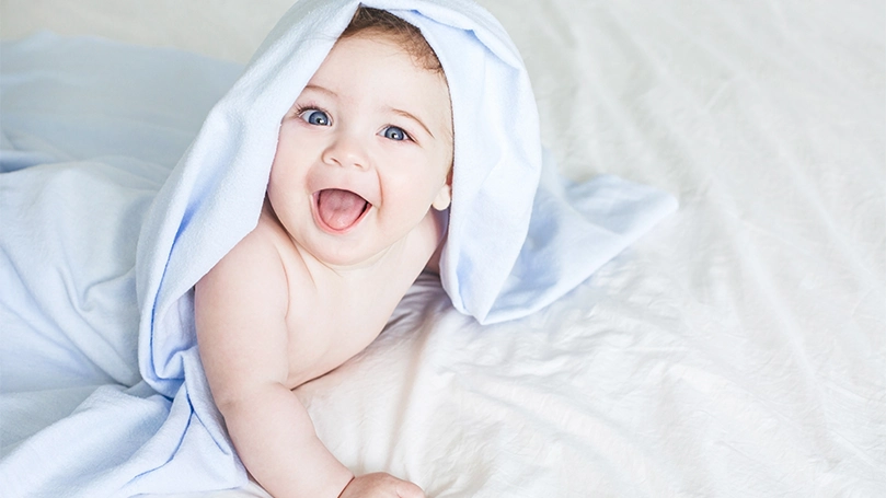 Un'immagine di un bambino con l'asciugamano della testa