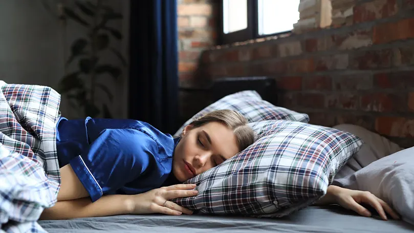 Una donna che dorme su un fianco