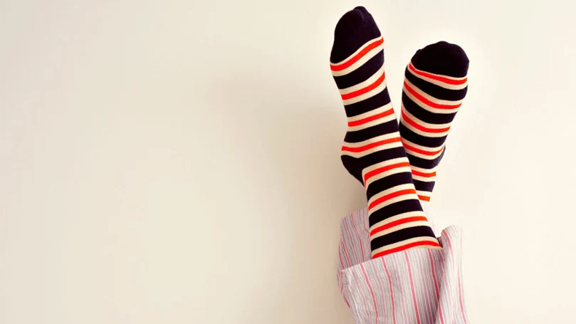 l'immagine di una donna con le calze ai piedi