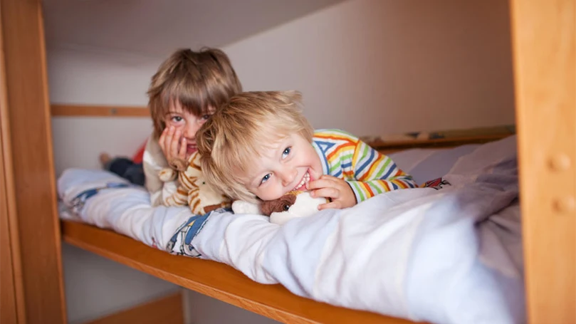 un'immagine di bambini su un letto a castello