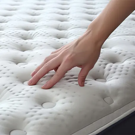 Immagine di una mano che preme su un materasso in memory foam