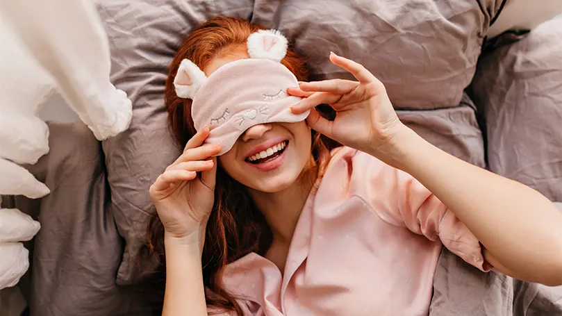 Immagine di una donna che indossa una maschera per il sonno.