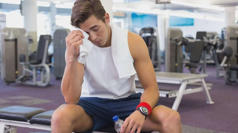 un uomo in palestra