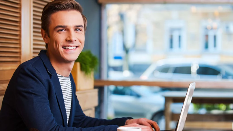 un uomo seduto davanti a un computer portatile