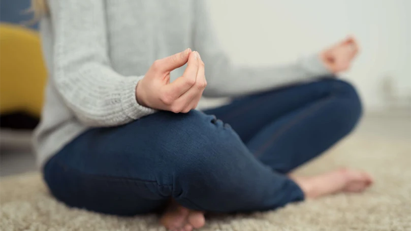 immagine di una donna che pratica yoga