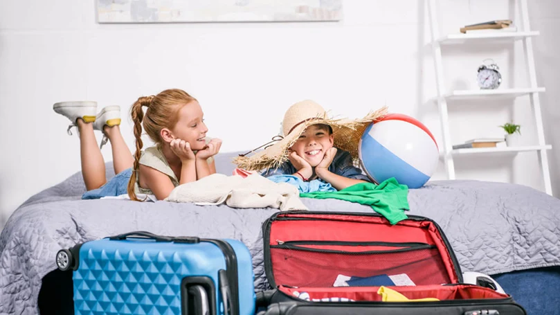 un'immagine di bambini che si preparano per una vacanza