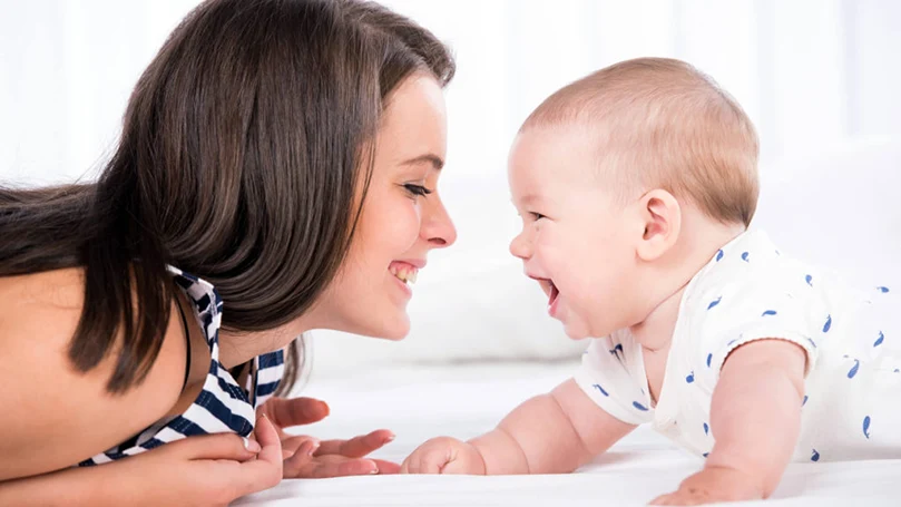 l'immagine di una madre che gioca con un bambino