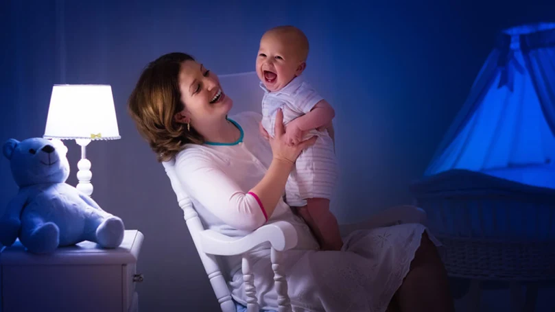 l'immagine di una madre che canta al suo bambino