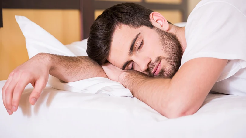 un'immagine di un uomo che dorme a pancia in giù