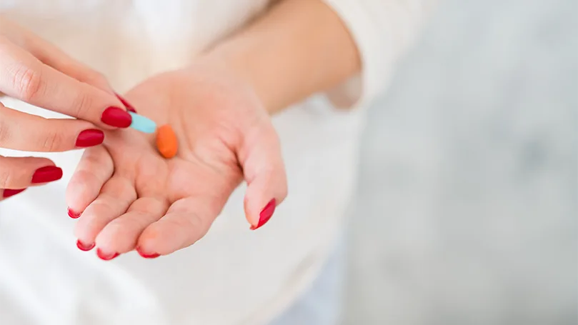 una donna che assume una dose giornaliera di magnesio