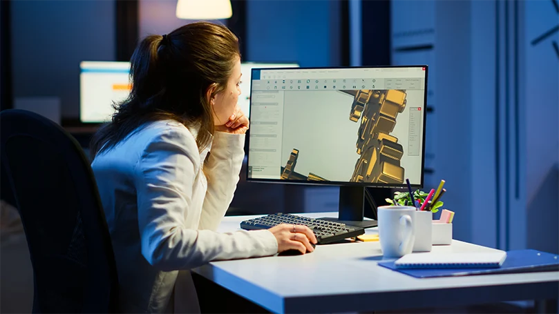 l'immagine di una donna che lavora al pc prima di dormire