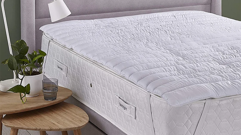 un'immagine del topper per materasso Silentnight Eco Comfort su un letto in una camera da letto