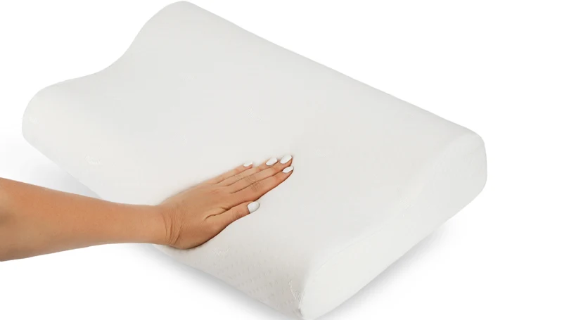 l'immagine della mano di una donna che preme un cuscino in memory foam