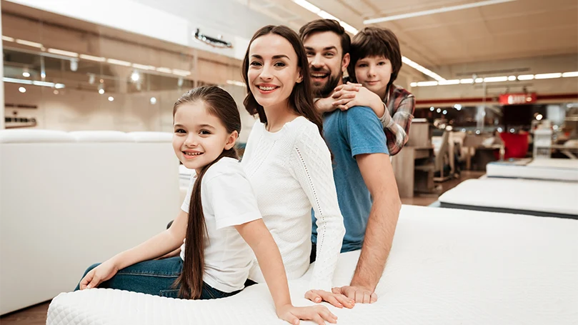 Una famiglia felice ha trovato il suo materasso ibrido perfetto