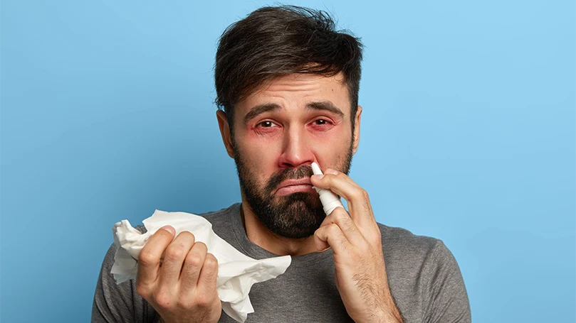 un'immagine di un uomo che ha problemi di allergie