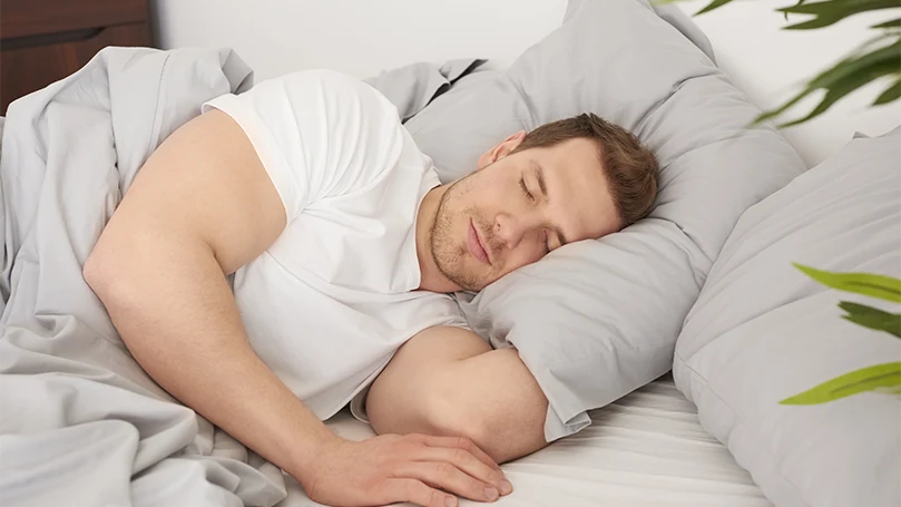 un uomo che dorme comodamente nel suo letto