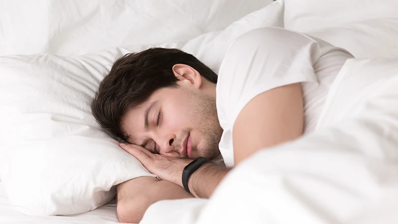 un'immagine di un uomo che dorme bene dopo l'ipnosi del sonno