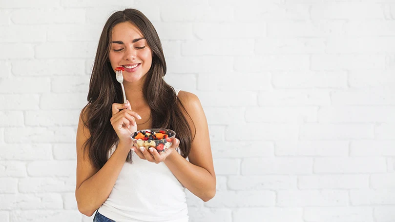 l'immagine di una giovane donna che mangia cibo sano per ricordare i sogni