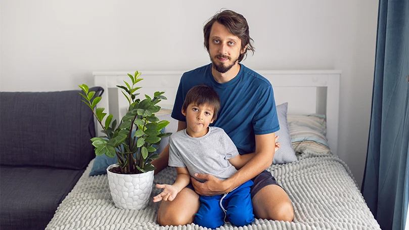 un'immagine di un padre e di un figlio che hanno delle piante in camera da letto