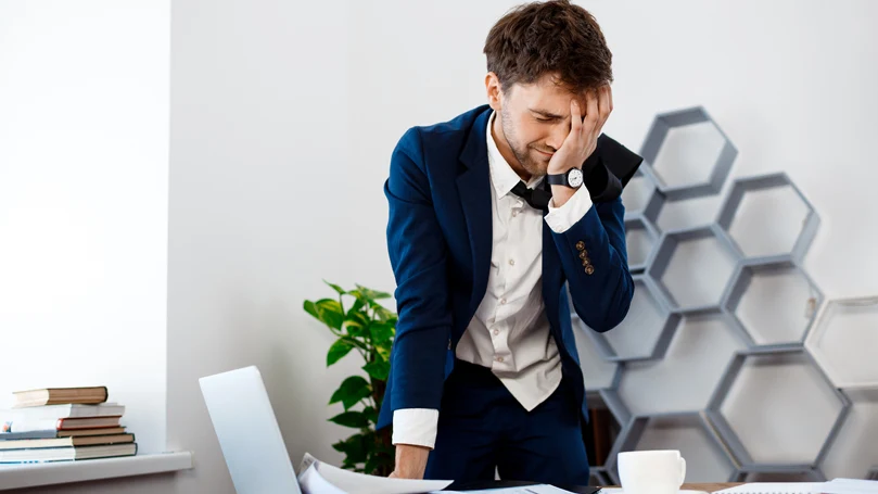 l'immagine di un uomo stanco di lavorare