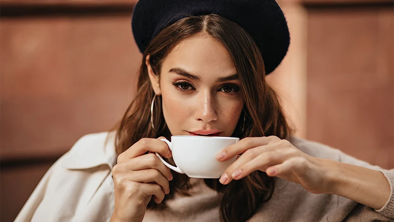 l'immagine di una donna che beve un caffè