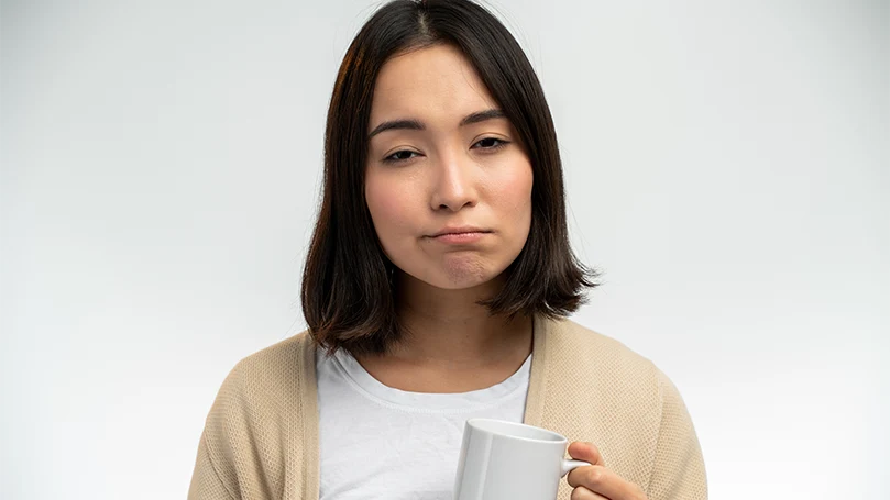 Un'immagine di una bella donna asiatica assonnata.