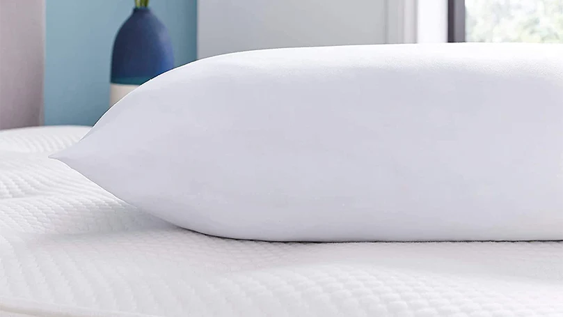 Un'immagine del cuscino Silentnight Anti Snore su un letto.