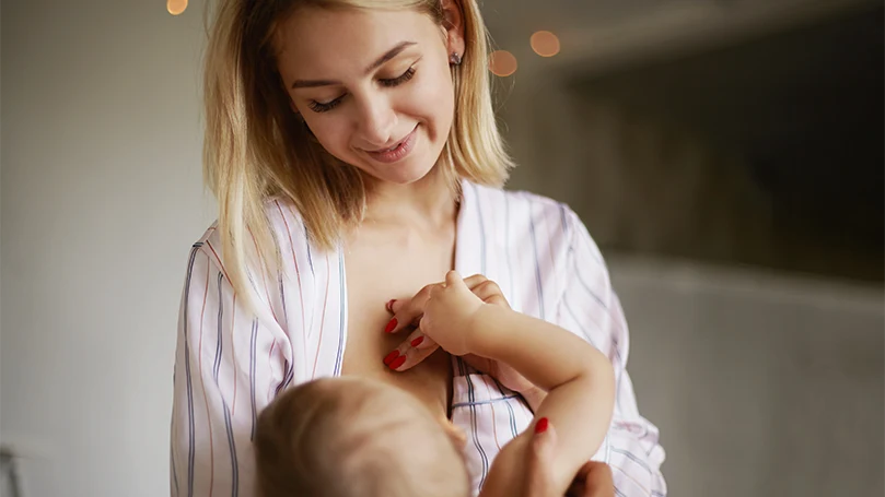 Immagine di una madre che allatta il suo bambino.