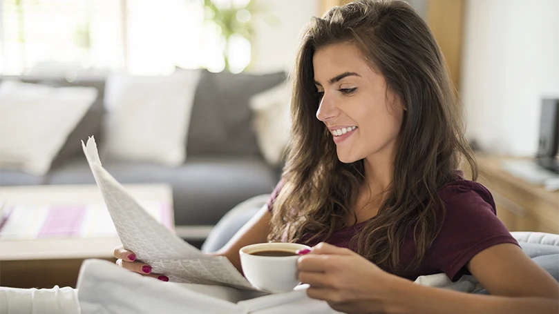 Immagine di una giovane donna che beve il suo caffè.