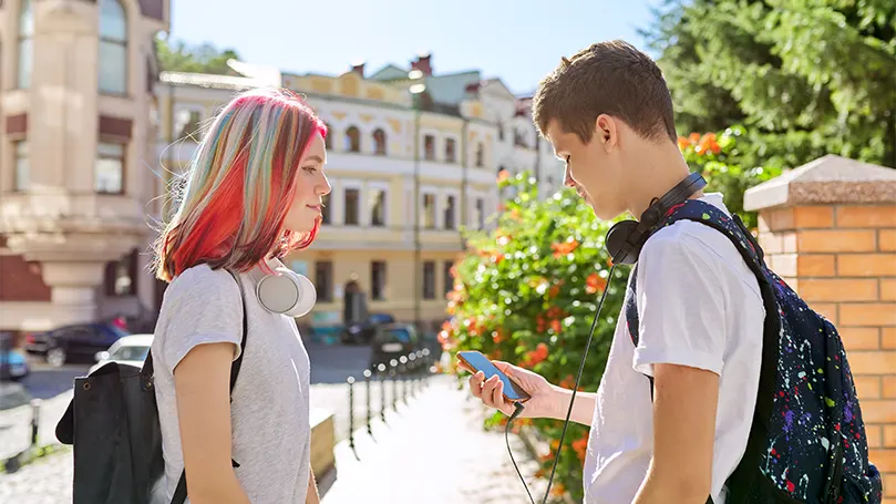 L'immagine di una coppia di adolescenti di 16 anni