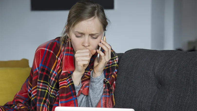 Una donna malata con problemi di mal di gola.