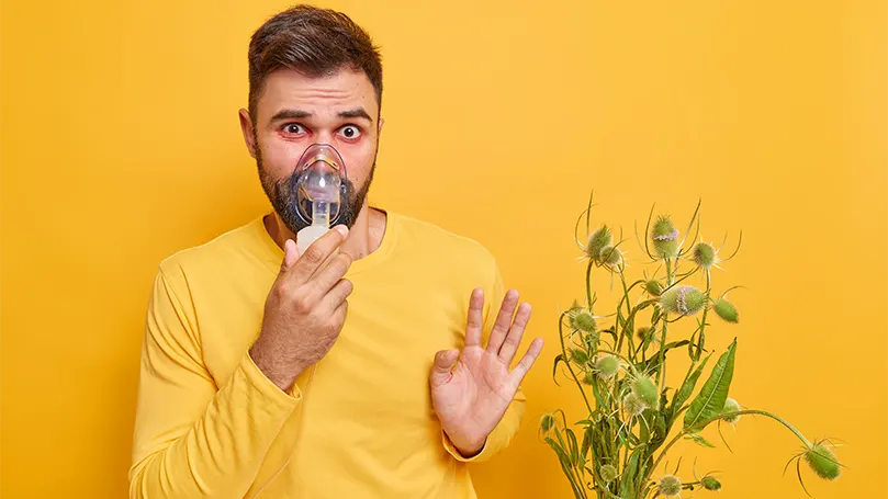 Un giovane uomo che utilizza l'ossigenoterapia per superare l'apnea notturna.