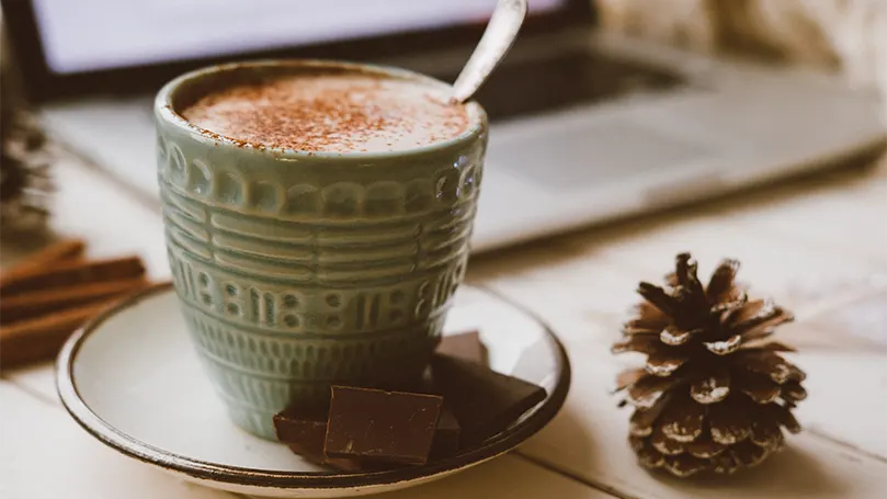 Una tazza di cioccolata calda.