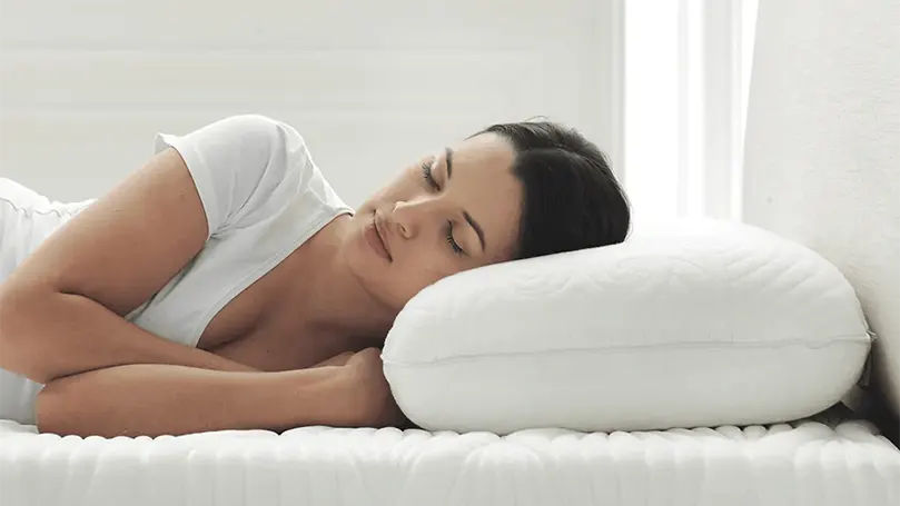 Immagine di una donna che dorme su un cuscino Octaspring True Evolution Anatomic.