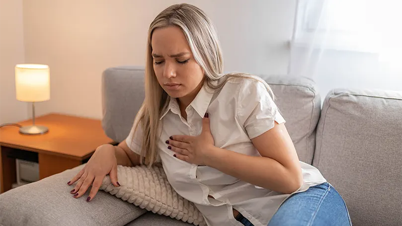 Immagine di una giovane donna con problemi cardiovascolari.