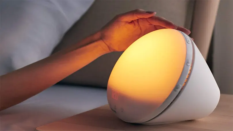 L'immagine di una mano che prende la luce notturna di Philips.