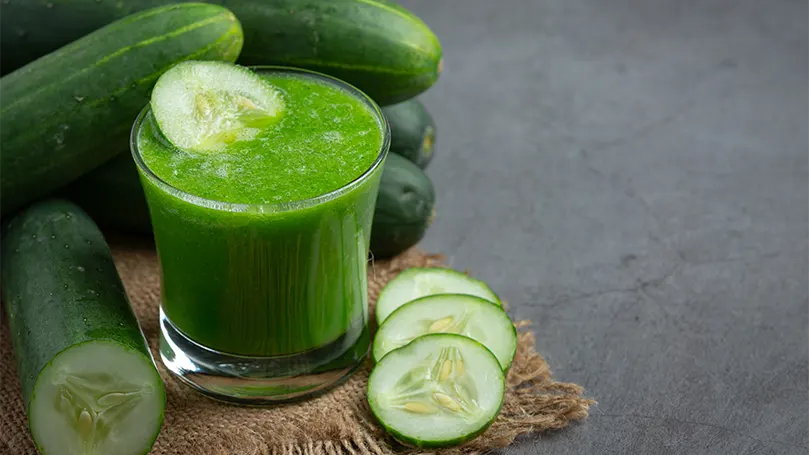 Immagine di un bicchiere di succo di cetriolo.