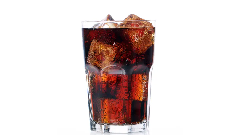 un bicchiere di cola soda.