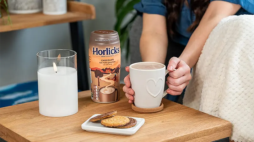 Horlicks e latte sul tavolo.