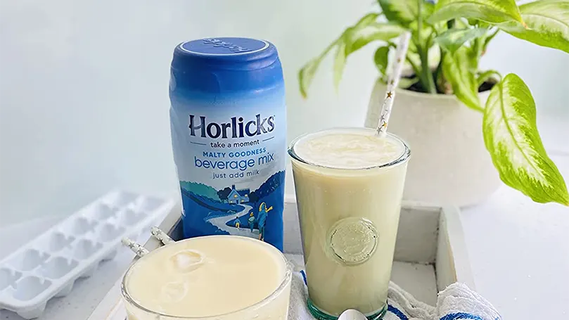 Horlicks in un bicchiere con cannuccia.