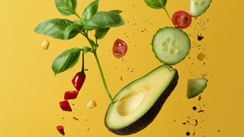 Un'immagine di diversi tipi di frutta e verdura che compongono un piano alimentare equilibrato.