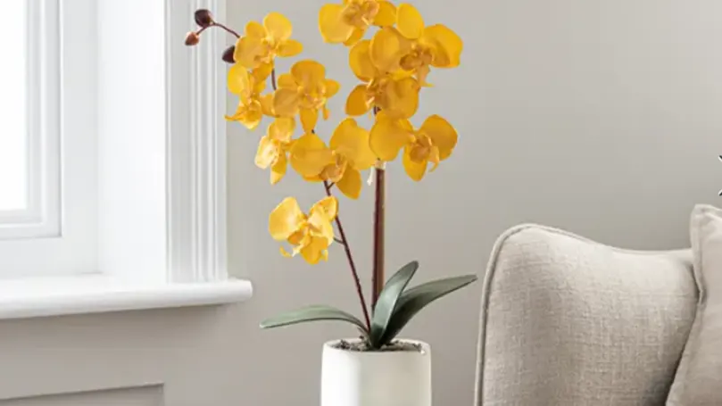 orchidea artificiale ocra in vaso grigio