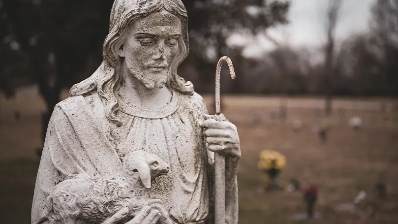 Immagine di una statua di pastore e figura religiosa