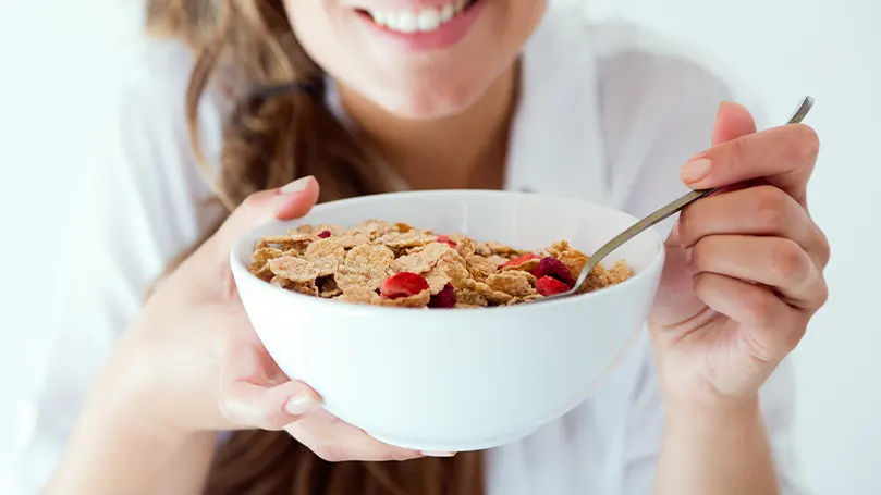 I carboidrati della tarda serata fanno bene al sonno della donna che mangia i cereali