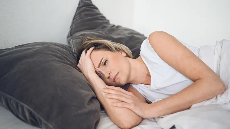 L'immagine di una donna stressata a letto