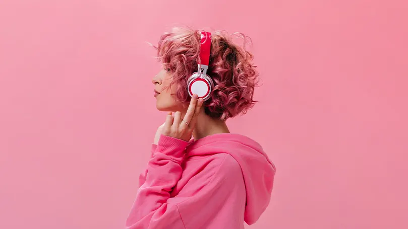 L'immagine di una donna con le cuffie che ascolta la musica