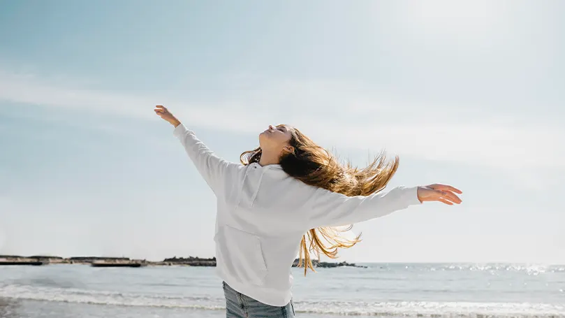 L'immagine di una donna che si diverte vicino alla costa