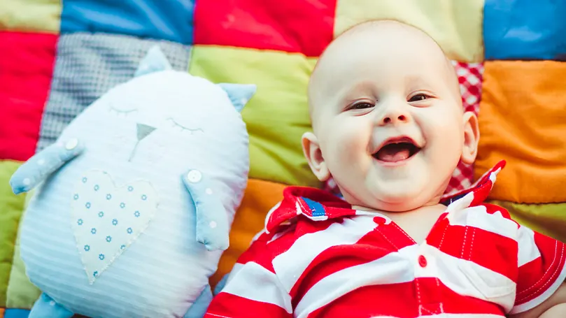 Un'immagine di un bambino che ride.